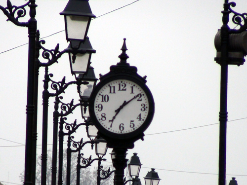 Ceas din Piata Millenium (c) eMM.ro